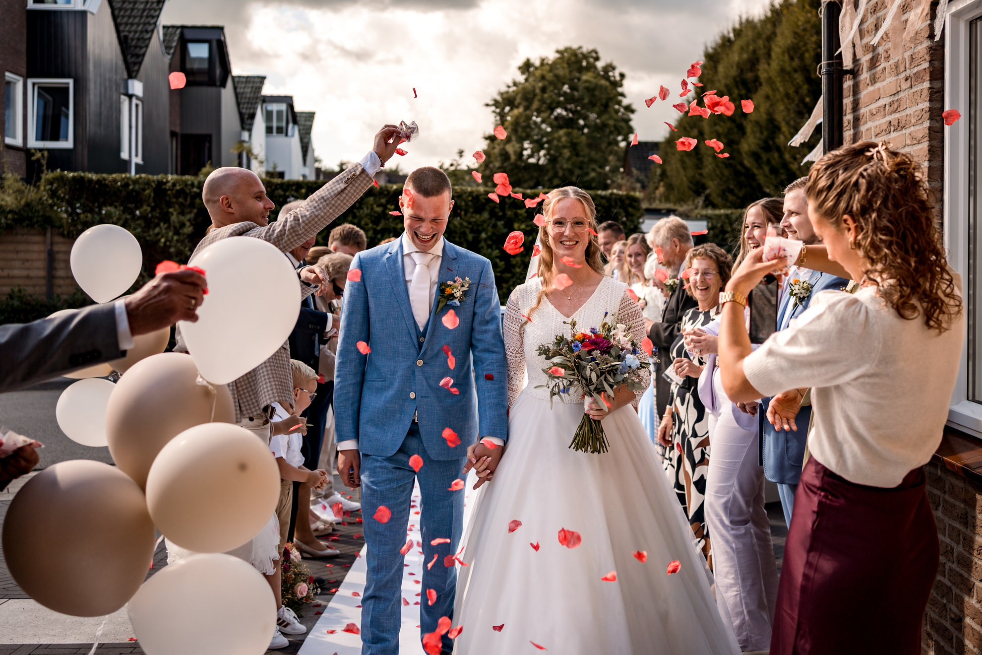 bruidspaar wordt feestelijk ontvangen