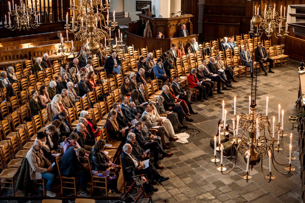 trouwfotograaf tijdens kerkdienst bruiloft