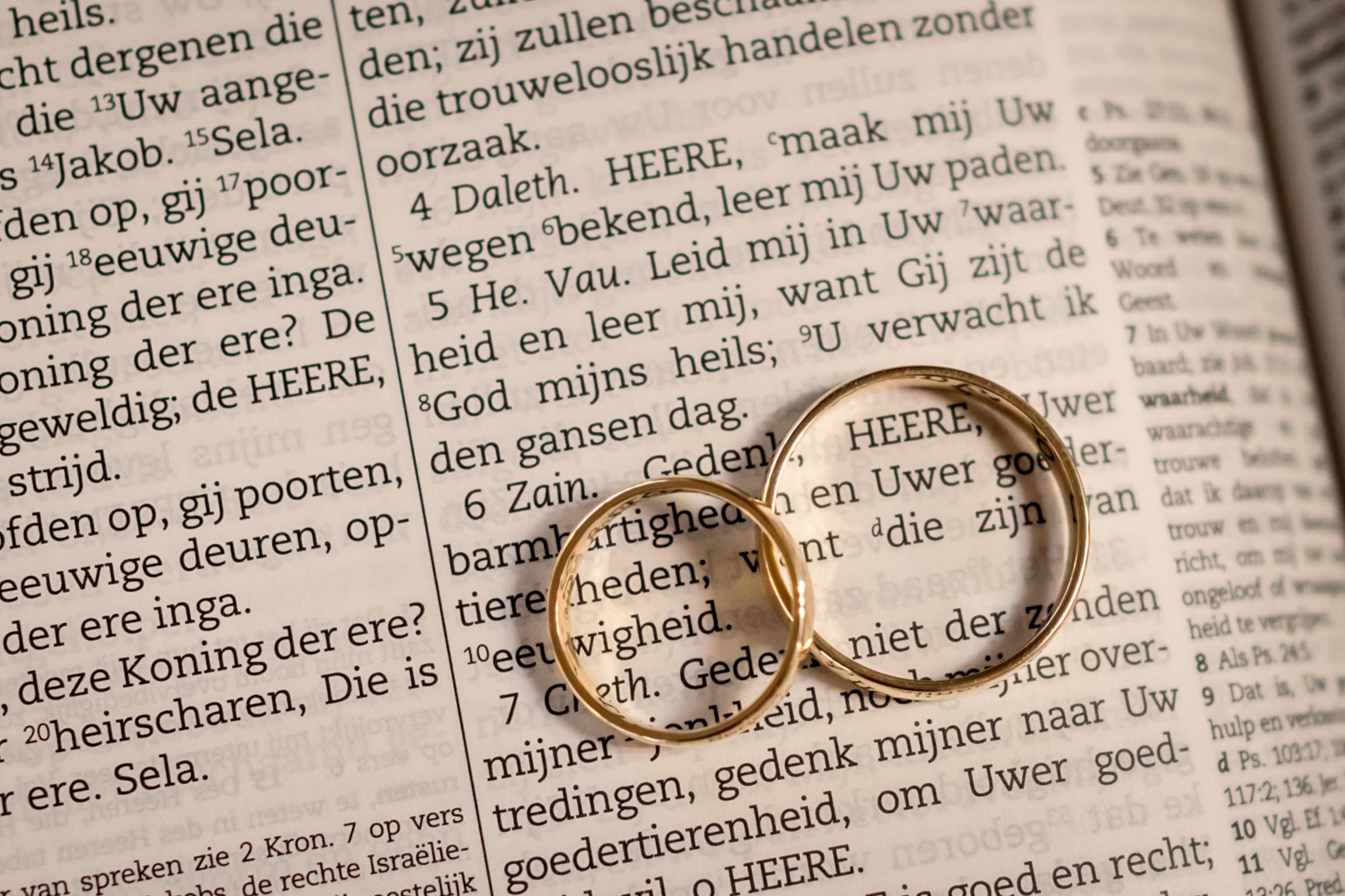 bijbeltekst bruiloft met trouwringen
